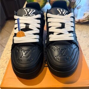 Louis Vuitton Black and White Skate Sneakers
Size- 10
500$ obo